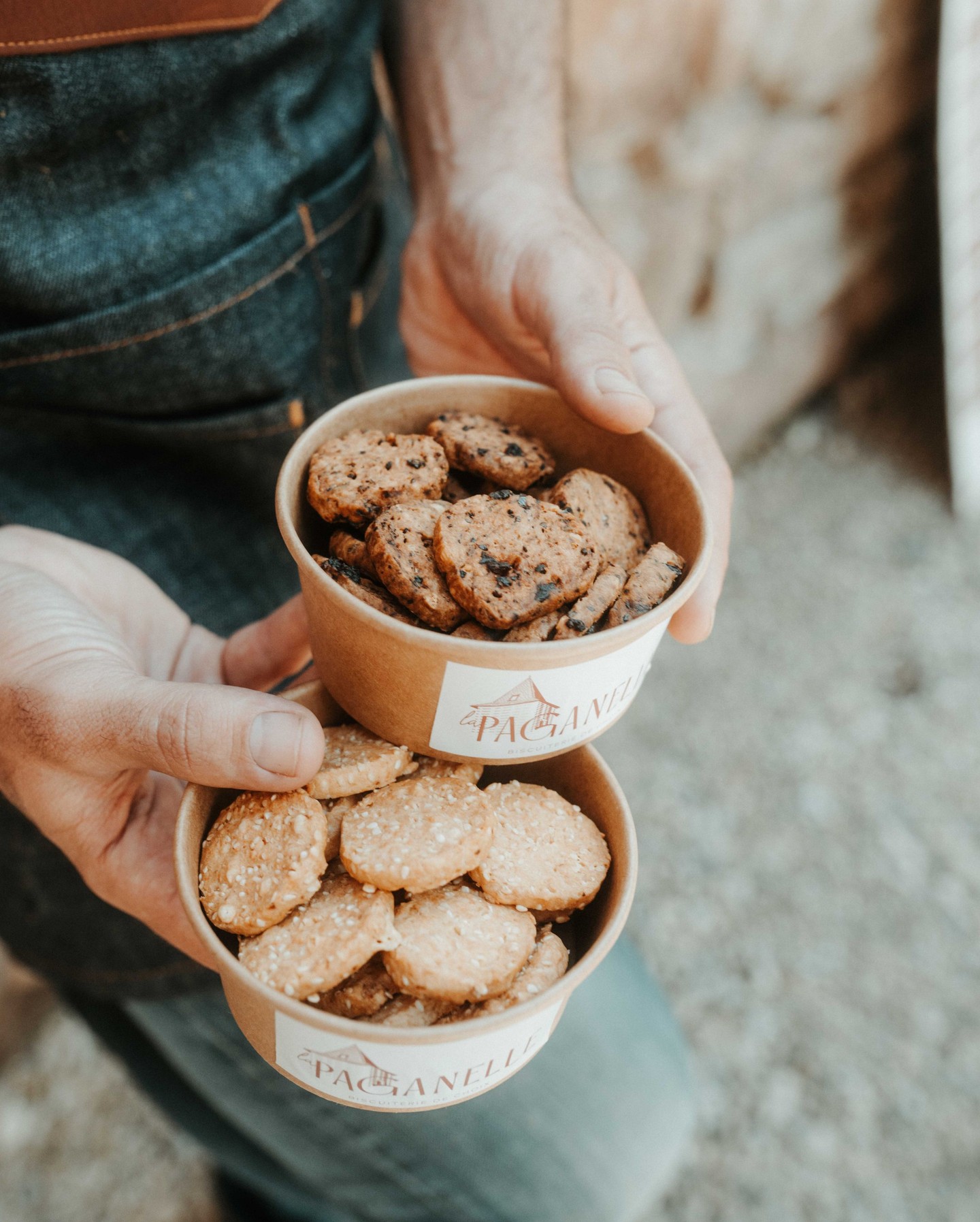 @lapaganelle, installée à Conques-en-Rouergue, rejoint le « Fabriqué en Aveyron » avec ses créations artisanales à la fois sucrées et salées. Fondée par Rébecca et Franck, deux passionnés de gastronomie locale et de traditions, cette biscuiterie propose une large gamme de biscuits : sablés, crackers salés, cookies aux pépites de chocolat… Le tout est élaboré à partir d’ingrédients biologiques, issus de producteurs locaux, pour des recettes simples, gourmandes et authentiques. 🍪
#fabriqueenaveyron #fabriqueenfrance #fabricationartisanale #fabricationfrancaise #artisanatfrancais #madeinfrance #Aveyron #savoirfaire #savoirfairefrançais #patisserie #sablés #cookies #crakers #bio