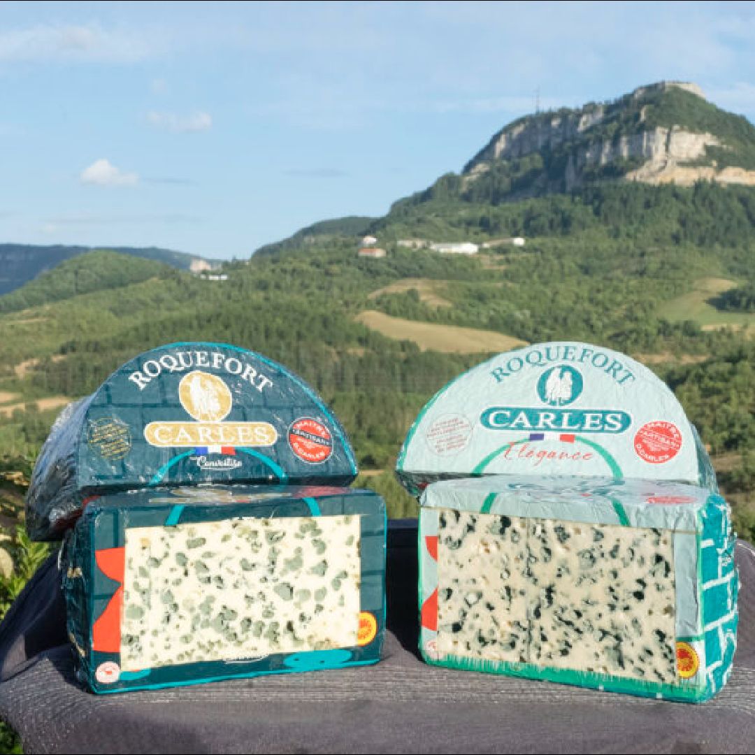 À Roquefort, les Établissements @roquefortcarles perpétuent un savoir-faire fromager depuis 1927. Grâce à leur propre laiterie et à une sélection rigoureuse de brebis de race Lacaune, la Maison Carles garantit un lait de qualité essentiel pour la création du roquefort. Le fromage est élaboré selon des méthodes artisanales : ensemencement au Pénicillium Roqueforti maison, égouttage manuel sur table, affinage en caves naturelles ventilées par les fleurines… donnant au Roquefort Carles sa texture onctueuse, son bleu profond et son goût subtil, inimitable. 😋
#fabriqueenaveyron #fabriqueenfrance #fabricationartisanale #fabricationfrancaise #artisanatfrancais #madeinfrance #Aveyron #savoirfaire #savoirfairefrançais #patisserie #gaufres #gourmandise