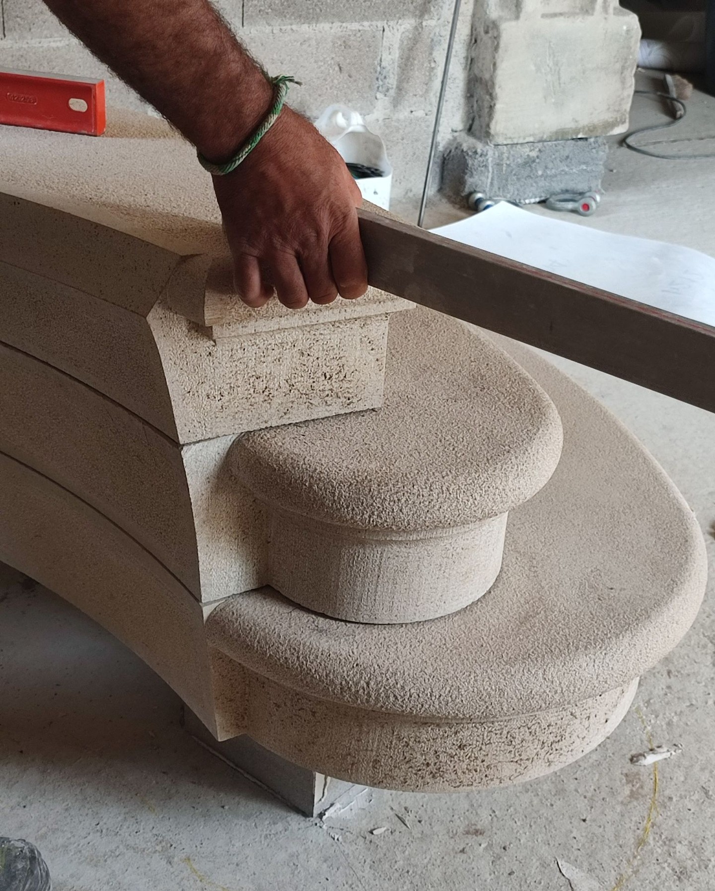 Artisans de la Pierre, basée à Saint-Rémy, façonne et taille la pierre depuis 2010, au service des particuliers comme des professionnels. L’entreprise propose des réalisations sur mesure pour les aménagements extérieurs (fontaines, marches, dallages…) et intérieurs (cheminées, escaliers, mobilier en pierre…). Elle exploite également la Carrière de Mauriac, située près de Villeneuve d’Aveyron, d’où est extrait un calcaire marbrier oolithique utilisé depuis le XIe siècle dans la construction d’édifices du territoire comme l’église des pénitents noirs à Villefranche-de-Rouergue. ⛏️
#fabriqueenaveyron #fabriqueenfrance #fabricationartisanale #fabricationfrancaise #artisanatfrancais #madeinfrance #Aveyron #savoirfaire #savoirfairefrançais #pierre #tailleur #carrière #calcaire