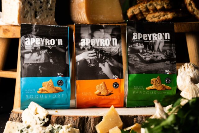 Née d’un projet étudiant réalisé dans le cadre de l’obtention de leur diplôme, l’entreprise éphémère @apeyro.n à Rodez a vu le jour autour d’une idée originale : proposer des biscuits apéritifs inspirés de l’Aveyron, tant par leur forme que par leurs saveurs (farçous, vieux Rodez, roquefort). Aujourd'hui, deux des étudiants à l’origine du projet, tous deux prénommés Théo, ont décidé de pérennisé cette entreprise afin de partager plus largement les valeurs de l’apéro à l’aveyronnaise.🥨 

#fabriqueenaveyron #fabriqueenfrance #fabricationartisanale #fabricationfrancaise #artisanatfrancais #madeinfrance #Aveyron #savoirfaire #savoirfairefrançais #aperitif #gateauxaperitifs
