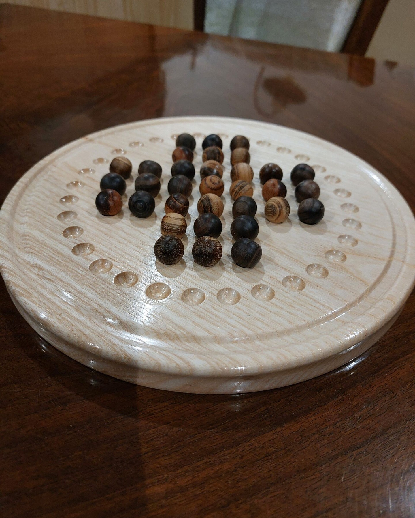 Grégory, passionné par le bois depuis son enfance, a choisi d’en faire son métier en créant Greg’O Copeaux, une entreprise installée à Aubin et spécialisée dans la fabrication d’objets en bois du quotidien, tels que des cuillères à miel, des coquetiers ou encore des porte-stylos. Pour ses créations, il travaille principalement à partir de bois qu’il collecte lui-même lors de ses promenades, dans une démarche respectueuse de la nature et de l’histoire propre à chaque pièce de bois. Souhaitant également transmettre son savoir-faire, l'artisan propose des ateliers et stages d’initiation au travail du bois, sur une demi-journée ou une journée complète, accessibles aux personnes souhaitant découvrir cet artisanat. 🪵
#fabriqueenaveyron #fabriqueenfrance #fabricationartisanale #fabricationfrancaise #artisanatfrancais #madeinfrance #Aveyron #savoirfaire #savoirfairefrançais #bois #creations