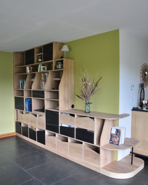 Avec l'@atelierdescernes, basée à Brandonnet, Maxence conçoit, fabrique et installe des menuiseries sur mesure à destination des particuliers et des professionnels. L’entreprise réalise des aménagements personnalisés aussi bien pour l’extérieur (garde-corps, volets, portes d’entrée, terrasses...) que pour l'intérieur (portes coulissantes, verrières, bibliothèque,...). Il exploite uniquement des teintes et ébauches naturelles, alliant techniques traditionnelles et innovantes afin de créer des ouvrages aux designs uniques, écologiquement responsables et robustes. 🪵 ⚒️
#fabriqueenaveyron #fabriqueenfrance #fabricationartisanale #fabricationfrancaise #artisanatfrancais #madeinfrance #Aveyron #savoirfaire #savoirfairefrançais #menuiserie #bois