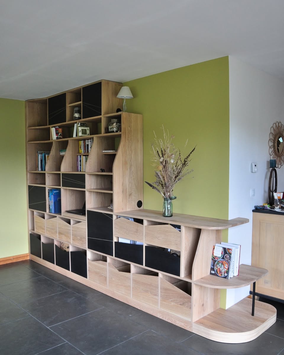 Avec l'@atelierdescernes, basée à Brandonnet, Maxence conçoit, fabrique et installe des menuiseries sur mesure à destination des particuliers et des professionnels. L’entreprise réalise des aménagements personnalisés aussi bien pour l’extérieur (garde-corps, volets, portes d’entrée, terrasses...) que pour l'intérieur (portes coulissantes, verrières, bibliothèque,...). Il exploite uniquement des teintes et ébauches naturelles, alliant techniques traditionnelles et innovantes afin de créer des ouvrages aux designs uniques, écologiquement responsables et robustes. 🪵 ⚒️
#fabriqueenaveyron #fabriqueenfrance #fabricationartisanale #fabricationfrancaise #artisanatfrancais #madeinfrance #Aveyron #savoirfaire #savoirfairefrançais #menuiserie #bois