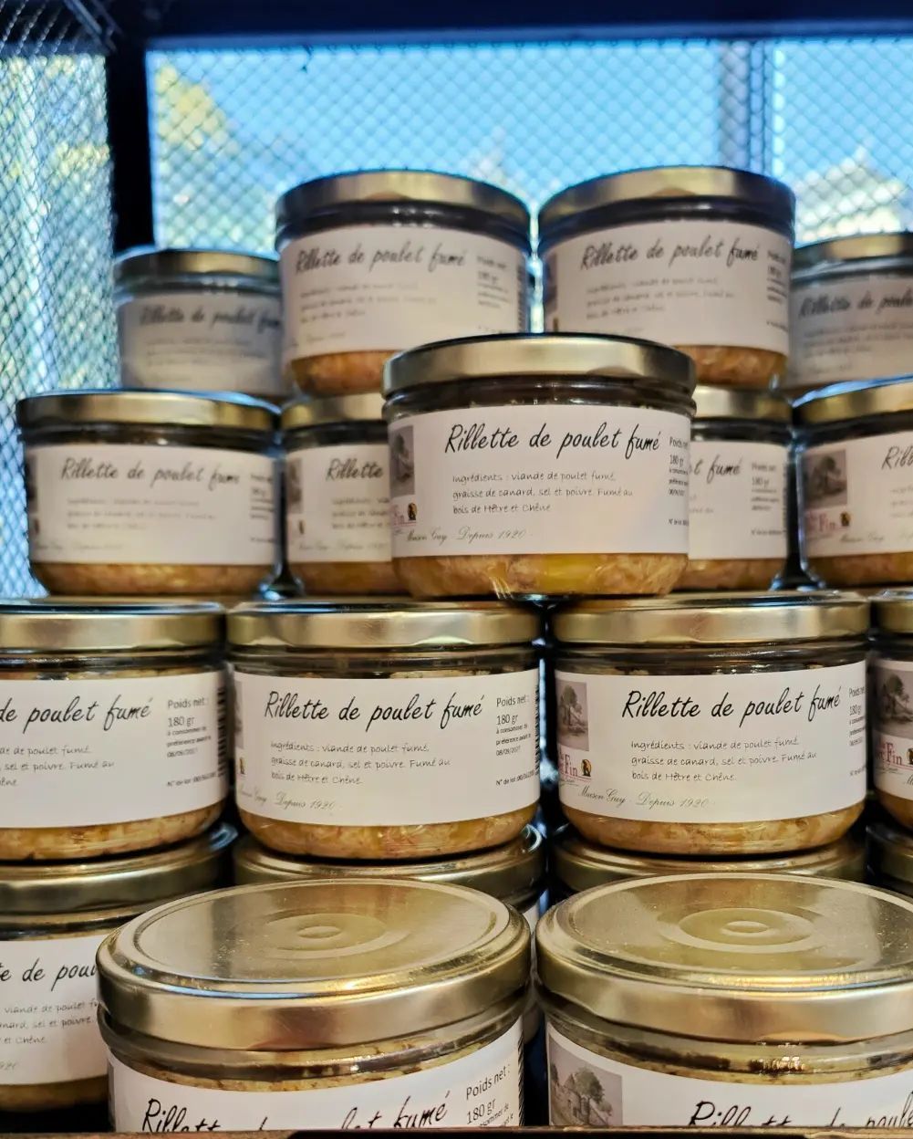 Artisan volailler depuis 1920, @aubecfin12 perpétue à Villefranche-de-Rouergue un savoir-faire artisanal autour de la transformation de la volaille, développé depuis 1969. L’entreprise élabore une gamme de charcuteries à base de volaille (friton de canard, pâté de pintade) ainsi que des plats cuisinés, tels qu’un chili con carne au poulet ou un cassoulet. 🦆 

#fabriqueenaveyron #fabriqueenfrance #fabricationartisanale #fabricationfrancaise #artisanatfrancais #madeinfrance #Aveyron #savoirfaire #savoirfairefrançais #charcuterievolaille #platsprepares