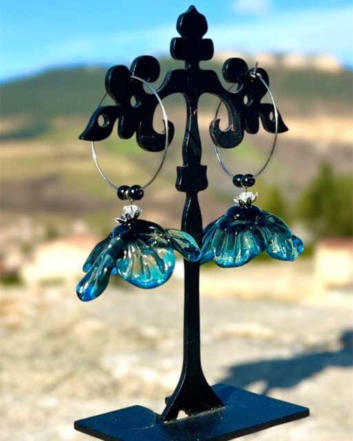 @jessica.limongi.panek est créatrice d’objets en verre, dont les inspirations puisent dans son environnement, notamment les gorges du Tarn et le rythme des saisons. Dans son atelier installé à La Cresse, elle assemble des plaques de verre qu’elle enrichit d’ornements filés ou soufflés, donnant naissance à des pièces uniques entièrement réalisées à la main. Elle propose également des stages et des visites d’atelier, par ailleurs elle réalise des créations sur commande, adaptées aux envies et aux projets de ses clients. 💎 

#fabriqueenaveyron #fabriqueenfrance #fabricationartisanale #fabricationfrancaise #artisanatfrancais #madeinfrance #Aveyron #savoirfaire #savoirfairefrançais #verredemurano #bijoux