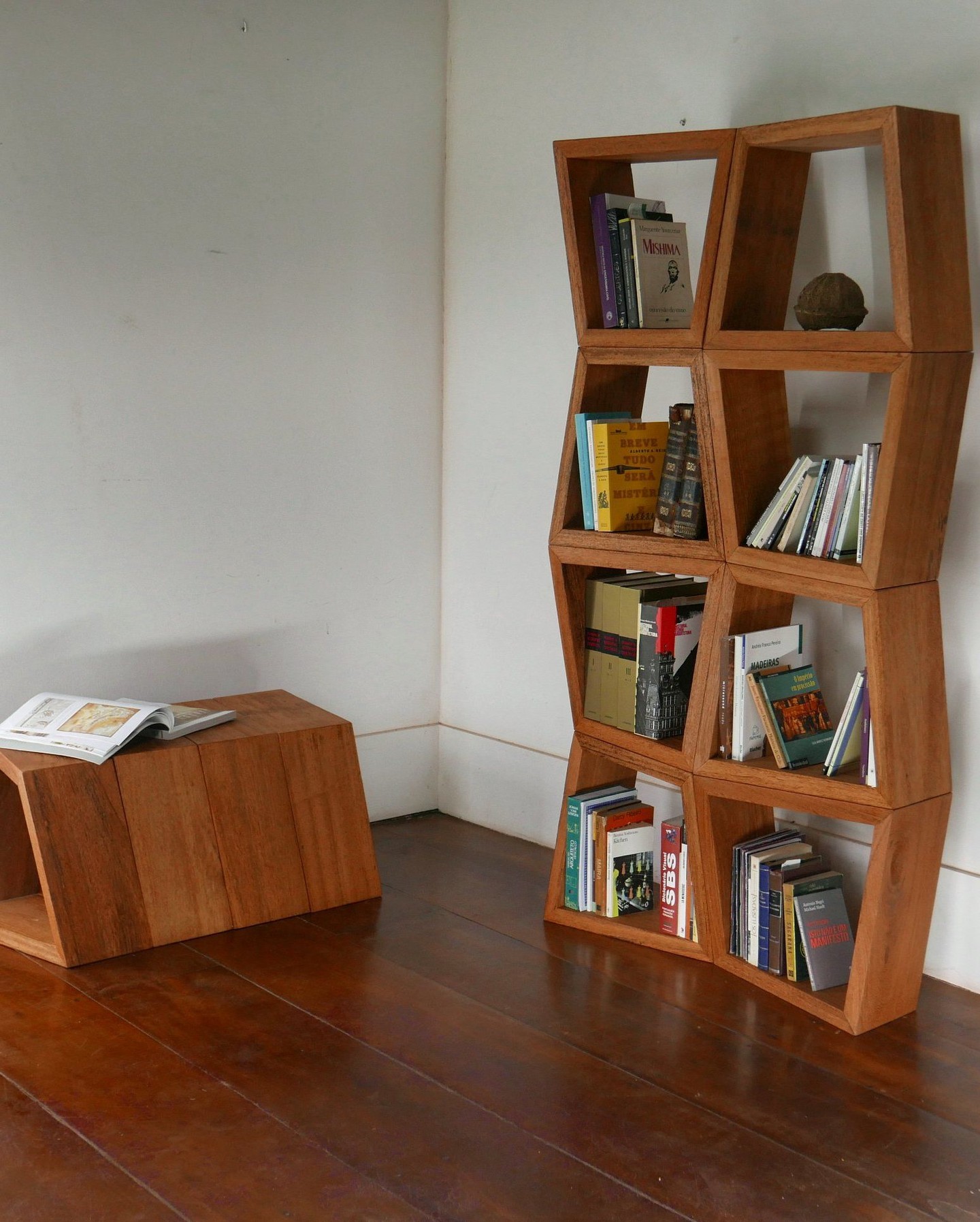 Atelier Z, spécialisé dans le dessin, la conception et la fabrication de meubles divers et de luminaires, basé dans le Nord-Aveyron. Cette auto-entreprise artisanale et familiale récupère ces bois uniquement de forêts aveyronnaises et utilise des produits uniquement naturels et écologiques. ⚒️ 

#fabriqueenaveyron #fabriqueenfrance #fabricationartisanale #fabricationfrancaise #artisanatfrancais #madeinfrance #Aveyron #savoirfaire #savoirfairefrançais #bois #menuiserie