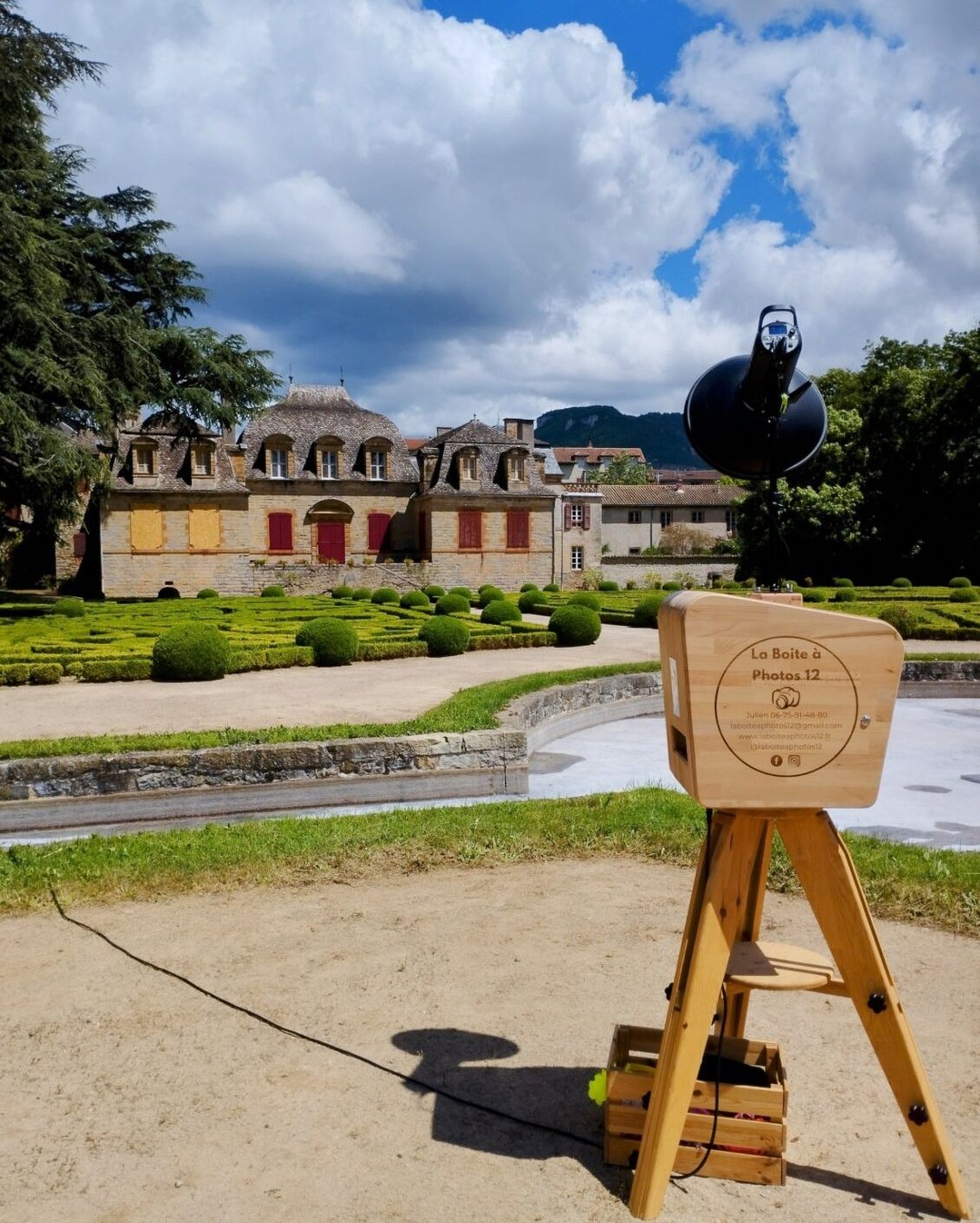@laboiteaphotos12 implantée proche de Saint-Affrique est une entreprise artisanale spécialisée dans la fabrication et la location de bornes photos pour professionnels ou particuliers. Fabriquées à partir d'hêtre, de chêne et de pin issus de la région ainsi que de matériaux durables et renouvelables pour veiller au bon respect de l'environnement, elles sont également louées entièrement équipées. 📸 

#fabriqueenaveyron #fabriqueenfrance #fabricationartisanale #fabricationfrancaise #artisanatfrancais #madeinfrance #Aveyron #savoirfaire #savoirfairefrançais #photobooth #bois