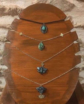 À travers @cafardcranium, des bijoux fantaisie et des objets du quotidien prennent vie grâce à la pâte polymère, dans un univers singulier inspiré de l’entomologie. Coffrets et boîtes à bijoux y sont notamment revisités avec créativité. 🦗 

#fabriqueenaveyron #fabriqueenfrance #fabricationartisanale #fabricationfrancaise #artisanatfrancais #madeinfrance #Aveyron #savoirfaire #savoirfairefrançais #patepolymere #bijoux