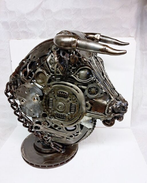 De sa passion pour le bâtiment et la construction, Thierry a créé ARTIT Aveyron. Une entreprise spécialisée dans la sculpture de matériaux recyclés alliant maîtrise et techniques, précision et créativité. Il chine dans les brocantes et autres marchés pour trouver ses matières premières. Ces objets, porteurs d'histoire et déjà utilisés, sont incorporés dans ses sculptures, offrant une seconde vie à des matériaux autrefois considérés comme inutiles. Il pratique principalement la soudure à l’arc et le MIG pour assembler ses sculptures en métal recyclé. 🔨

#fabriqueenaveyron #fabriqueenfrance #fabricationartisanale #fabricationfrancaise #artisanatfrancais #madeinfrance #Aveyron #savoirfaire #savoirfairefrançais #metaux #sculpture