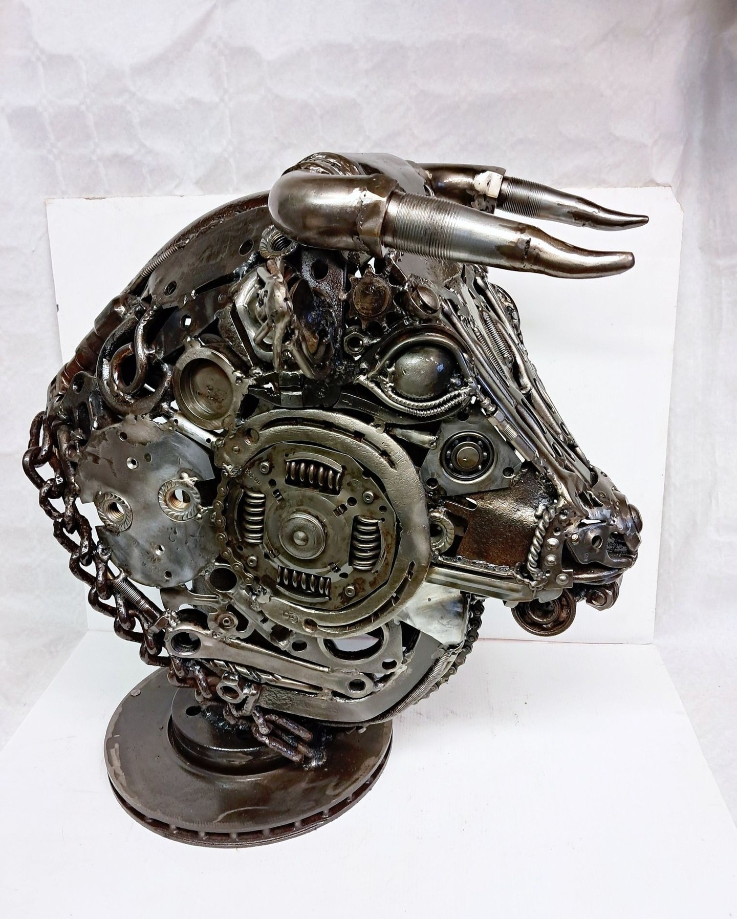 De sa passion pour le bâtiment et la construction, Thierry a créé ARTIT Aveyron. Une entreprise spécialisée dans la sculpture de matériaux recyclés alliant maîtrise et techniques, précision et créativité. Il chine dans les brocantes et autres marchés pour trouver ses matières premières. Ces objets, porteurs d'histoire et déjà utilisés, sont incorporés dans ses sculptures, offrant une seconde vie à des matériaux autrefois considérés comme inutiles. Il pratique principalement la soudure à l’arc et le MIG pour assembler ses sculptures en métal recyclé. 🔨

#fabriqueenaveyron #fabriqueenfrance #fabricationartisanale #fabricationfrancaise #artisanatfrancais #madeinfrance #Aveyron #savoirfaire #savoirfairefrançais #metaux #sculpture