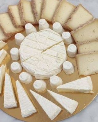 L'exploitation familiale @ferme_ambias, au Viala-du-Tarn près de Millau, est en activité depuis six générations. Ils élèvent des brebis laitières, des cochons, des vaches de race Aubrac, et cultivent sur ses terres les aliments pour nourrir de façon naturelle et autonome. Ainsi, la Ferme d’Ambias s’inscrit dans une démarche d’agriculture raisonnée. Aujourd'hui, l'exploitation transforme son lait et produit ses fromages. 🧀 

#fabriqueenaveyron #fabriqueenfrance #fabricationartisanale #fabricationfrancaise #artisanatfrancais #madeinfrance #Aveyron #savoirfaire #savoirfairefrançais #fromage 
#viandeaubrac