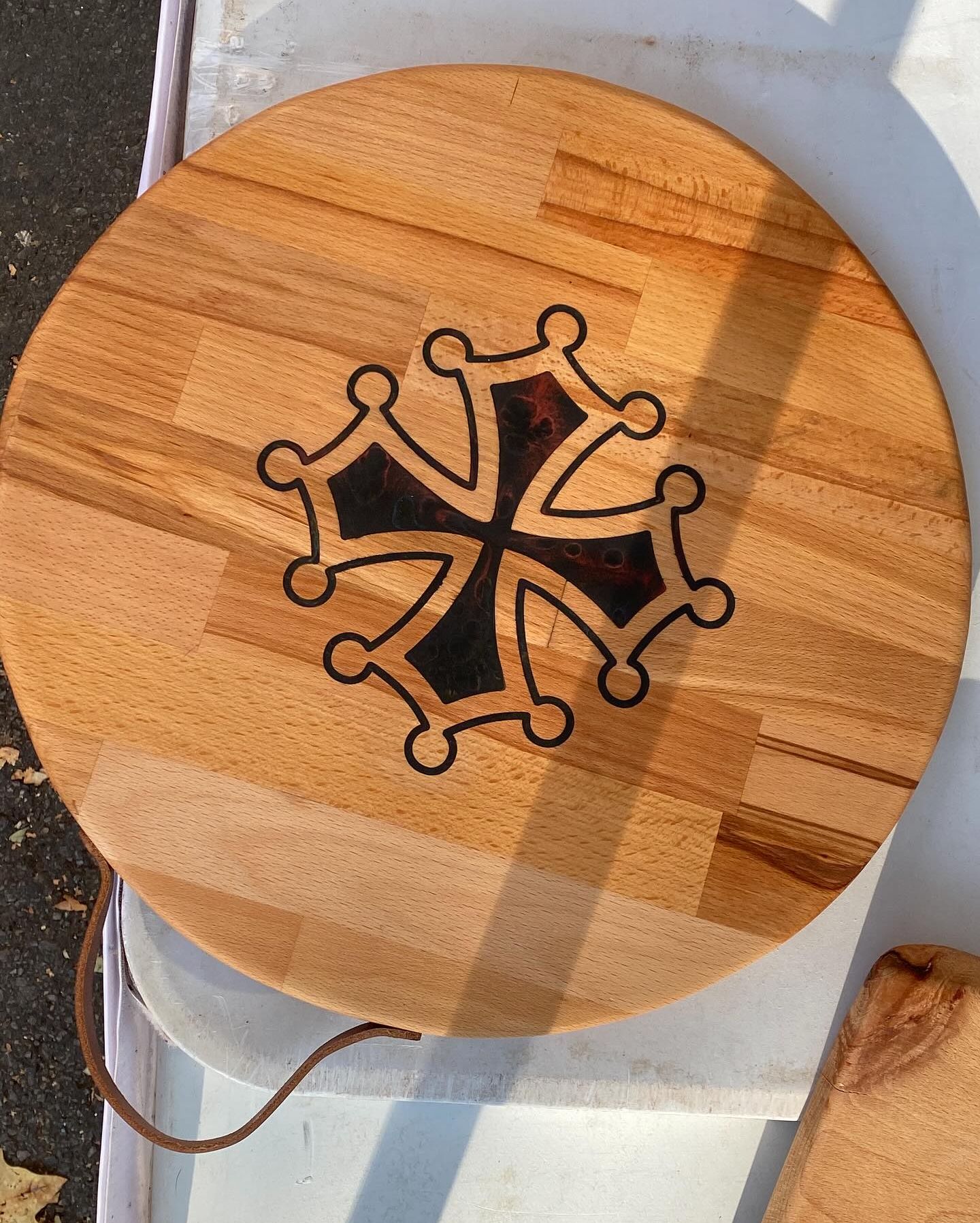 Créée et établie à Quins, @woodcreation12 est une entreprise artisanale spécialisée dans la conception et la production de planches et de plateaux en bois personnalisables, réalisés à partir de chêne, de hêtre et de résine époxy. Pour la finition, ils se servent d'huile végétale afin de permettre le contact alimentaire. Ces créations uniques sont disponibles en vente directe, et également sur commande. 🌳 

#fabriqueenaveyron #fabriqueenfrance #fabricationartisanale #fabricationfrancaise #artisanatfrancais #madeinfrance #Aveyron #savoirfaire #savoirfairefrançais #bois #résine #planches