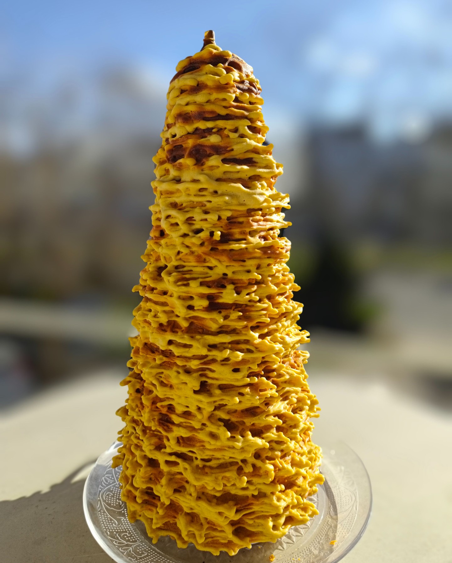 Initiée à l'art du gâteau à la broche dans les années 2000 lors d’élans de solidarité villageois à Inières, Nathalie, ancienne infirmière a fait de cette spécialité emblématique de l'Aveyron le cœur de sa reconversion professionnelle en 2023, en créant @rutheneexperience. Installée à Rodez, elle perpétue avec fierté une fabrication artisanale au feu de bois, privilégiant des ingrédients locaux de haute qualité pour garantir l'authenticité et la saveur de ses créations. Au-delà de la production, elle transmet ce patrimoine vivant à travers des ateliers culinaires conviviaux, où les participants apprennent à dompter le feu et la broche. 😋 

#fabriqueenaveyron #fabriqueenfrance #fabricationartisanale #fabricationfrancaise #artisanatfrancais #madeinfrance #Aveyron #savoirfaire #savoirfairefrançais #spécialitéaveyronnaise #gâteau