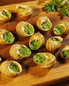 Passionné par la nature et le respect des cycles saisonniers, François a fondé @les.escargots.de.l.alzou à Brandonnet, une exploitation dédiée à l'élevage biologique d'escargots du Gros-Gris. Artisan-producteur, il maîtrise l'ensemble de la chaîne, de l'élevage jusqu'à la transformation de ses produits pour une commercialisation en circuit court, que ce soit à la ferme ou sur les marchés locaux. Engagé dans une démarche durable et authentique, il propose des préparations maisons prêtes à déguster, avec des recettes savoureuses au beurre bourguignon, au fromage de Rodez ou à l'ail des ours. À travers cette gastronomie hélicicole saine et locale, il souhaite promouvoir une agriculture de proximité. 🐌 

#fabriqueenaveyron #fabriqueenfrance #fabricationartisanale #fabricationfrancaise #artisanatfrancais #madeinfrance #Aveyron #savoirfaire #savoirfairefrançais #escargots #escargotsprepares