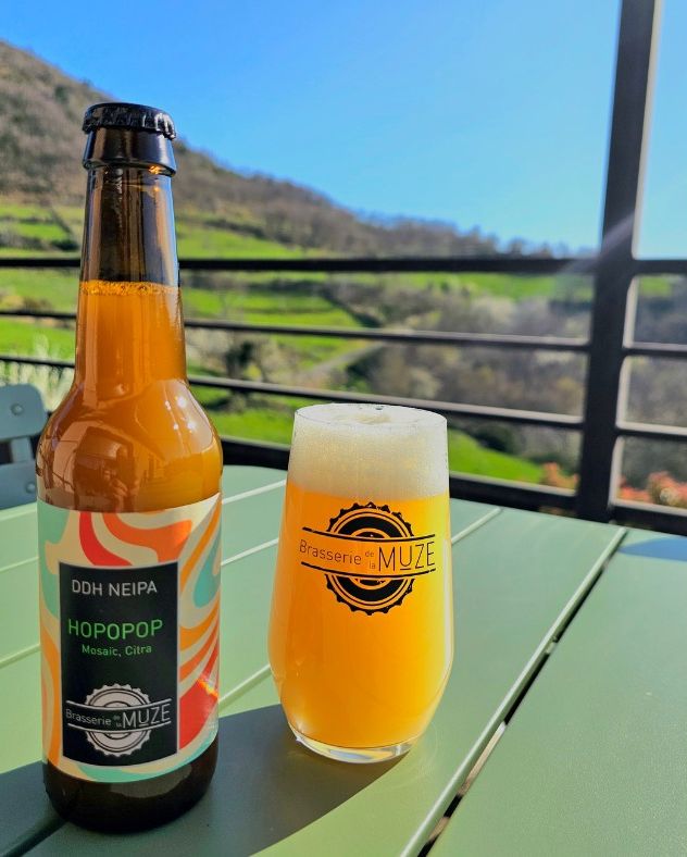 La @brasseriedelamuze située dans le sud-Aveyron, près de Millau, vous propose une gamme variée de bières biologiques artisanales (blonde, I.P.A., ambrée…). Ce qui n’était au départ qu’une simple curiosité pour Cédric, s’est transformé en une véritable passion, portée par le désir de concevoir ses propres bières de dégustation. Depuis ses premiers essais de brassage jusqu’au lancement de sa production en 2019, son ambition demeure inchangée : valoriser des ingrédients locaux et écoresponsables pour créer des bières aveyronnaises uniques. 🍺 

#fabriqueenaveyron #fabriqueenfrance #fabricationartisanale #fabricationfrancaise #artisanatfrancais #madeinfrance #Aveyron #savoirfaire #savoirfairefrançais #brasserie #biereartisanale #biologique