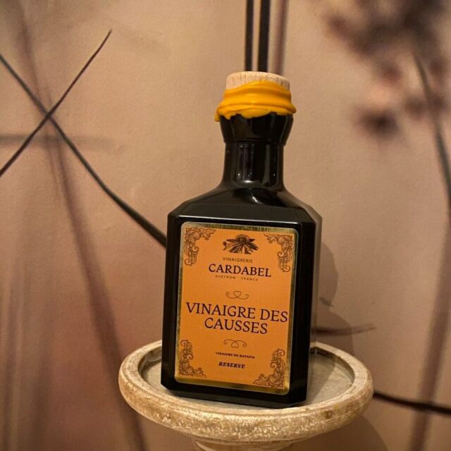 La Vinaigrerie Cardabel se distingue comme la première vinaigrerie artisanale de l’Aveyron. Elle produit localement en s’appuyant exclusivement sur des matières premières issues de producteurs régionaux. L’entreprise fabrique ses vinaigres selon la méthode traditionnelle française connue sous le nom de méthode orléanaise. Ce processus d’acétification, respectueux de la nature, offre une palette aromatique riche, tandis que l’assemblage des vinaigres permet de créer des produits de terroir singuliers et authentiques. 🥗

#fabriqueenaveyron #fabriqueenfrance #fabricationartisanale #fabricationfrancaise #artisanatfrancais #madeinfrance #Aveyron #savoirfaire #savoirfairefrançais #vinaigre #cuisine