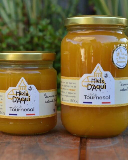 @miels.daqui est une jeune exploitation apicole qui propose des miels 100 % naturels. Aurélien, apiculteur basé à Lassouts, accompagne ses abeilles tout au long de l’année en suivant le rythme naturel des saisons. Une partie de ses ruches est déplacée selon les floraisons afin d’offrir une diversité de miels authentiques et de qualité. Il propose également une gamme de produits naturels (pollen, savons, bougies…) en cire d’abeille. 🐝
#fabriqueenaveyron #fabriqueenfrance #fabricationartisanale #fabricationfrancaise #artisanatfrancais #madeinfrance #Aveyron #savoirfaire #savoirfairefrançais #miels #abeilles #apiculture