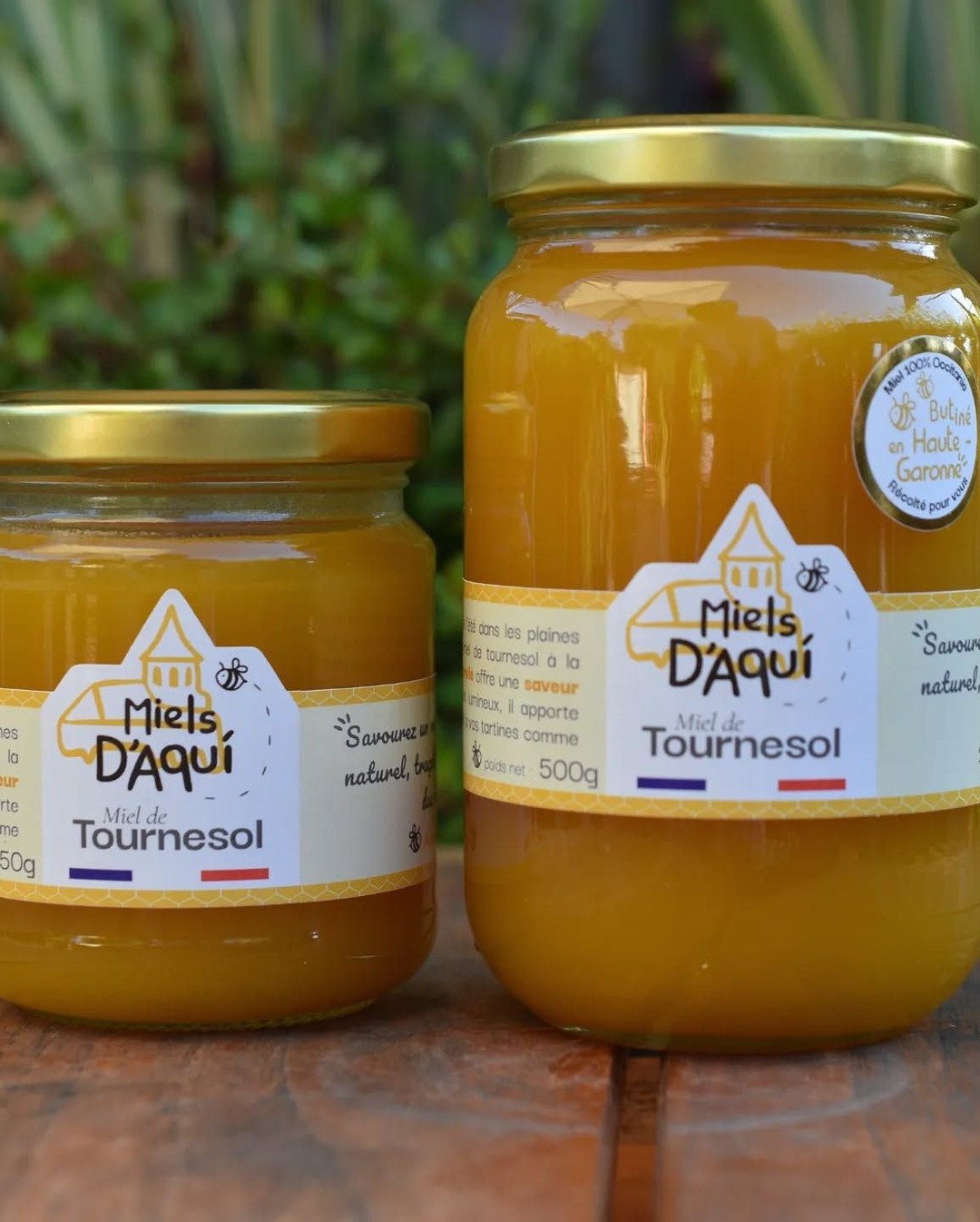 @miels.daqui est une jeune exploitation apicole qui propose des miels 100 % naturels. Aurélien, apiculteur basé à Lassouts, accompagne ses abeilles tout au long de l’année en suivant le rythme naturel des saisons. Une partie de ses ruches est déplacée selon les floraisons afin d’offrir une diversité de miels authentiques et de qualité. Il propose également une gamme de produits naturels (pollen, savons, bougies…) en cire d’abeille. 🐝
#fabriqueenaveyron #fabriqueenfrance #fabricationartisanale #fabricationfrancaise #artisanatfrancais #madeinfrance #Aveyron #savoirfaire #savoirfairefrançais #miels #abeilles #apiculture