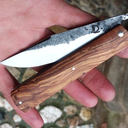 @dylan.lacaze.coutelier est un artisan coutelier basé à Bozouls, spécialisé dans la fabrication de diverses gammes de couteaux : de table, de cuisine, de poche ou encore de chasse. Chaque étape de conception est réalisée à la main, avec des matériaux provenant principalement de l’Aveyron. ⚒️
#fabriqueenaveyron #fabriqueenfrance #fabricationartisanale #fabricationfrancaise #artisanatfrancais #madeinfrance #Aveyron #savoirfaire #savoirfairefrançais #coutellerie #couteaupliant