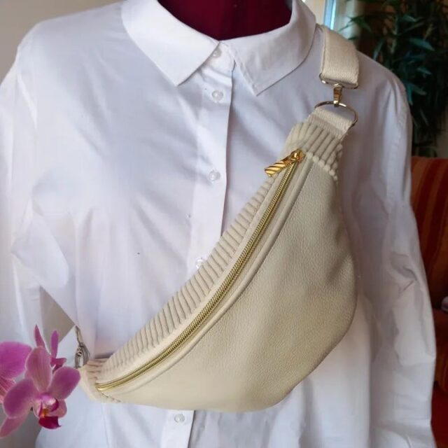 Fondée il y a tout juste un an par Corinne Calmels, Les Créations de Zélie est une entreprise de textile engagée dans une démarche éco-responsable. Elle conçoit des sacs bananes, des tote bags et des lingettes démaquillantes réutilisables. L'entreprise offre également un service de retouches pour prolonger la durée de vie de vos vêtements. Ses créations sont disponibles à la fois en vente directe et sur sa boutique en ligne. 👜
#fabriqueenaveyron #fabriqueenfrance #fabricationartisanale #fabricationfrancaise #artisanatfrancais #madeinfrance #Aveyron #savoirfaire #savoirfairefrançais #banane #cuir #velour