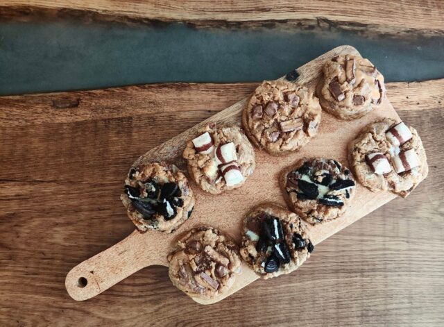 Laura, accompagnée de son fidèle compagnon Livaï, vous propose des cookies et brookies fait maison déclinés en de nombreuses saveurs, et vendus sous la marque @leshibagourmand. Vous pouvez les retrouver sur les marchés de l'Aveyron. 🍪 

#fabriqueenaveyron #fabriqueenfrance #fabricationartisanale #fabricationfrancaise #artisanatfrancais #madeinfrance #Aveyron #savoirfaire #savoirfairefrançais #cookies #patissserie