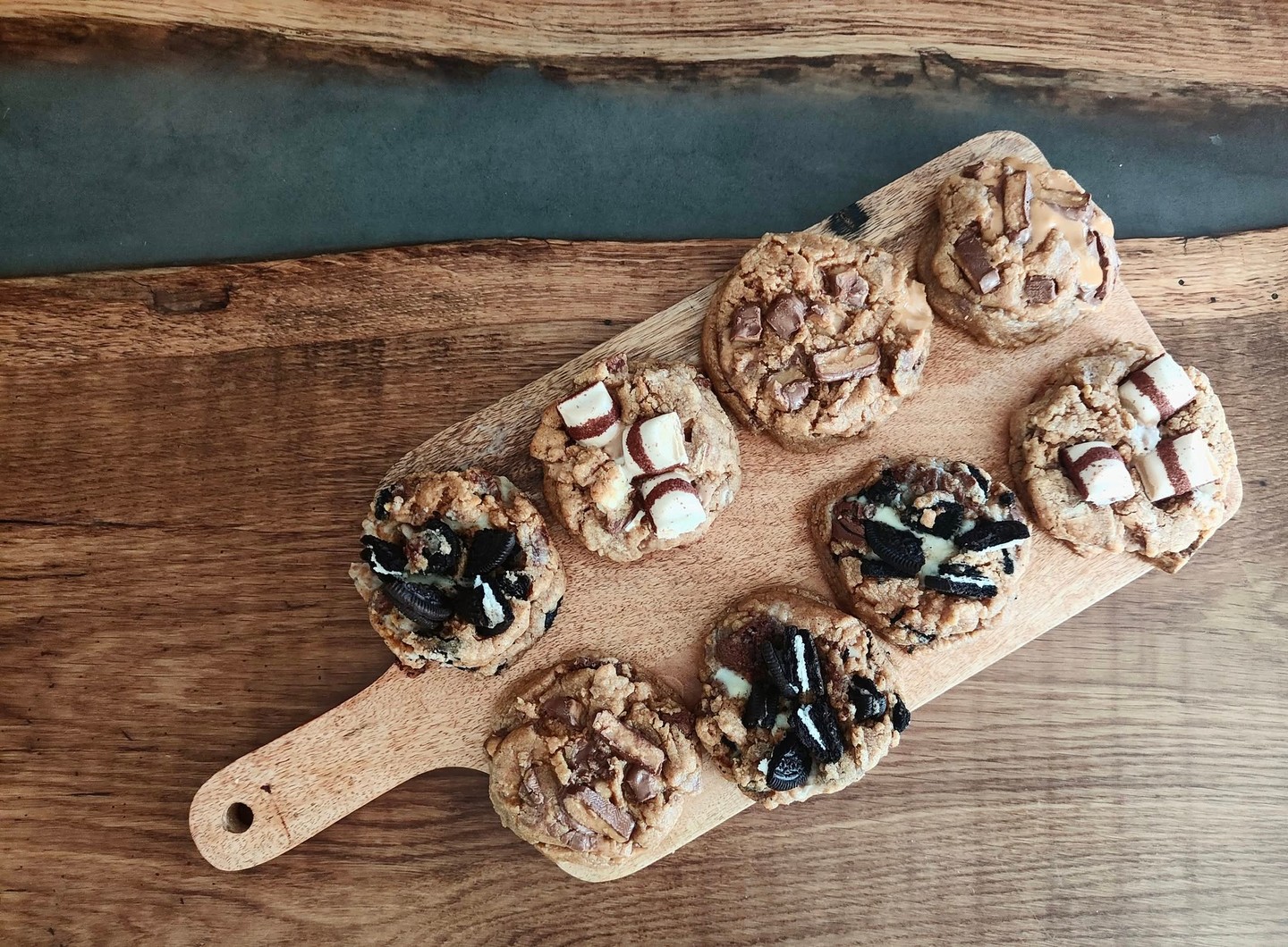 Laura, accompagnée de son fidèle compagnon Livaï, vous propose des cookies et brookies fait maison déclinés en de nombreuses saveurs, et vendus sous la marque @leshibagourmand. Vous pouvez les retrouver sur les marchés de l'Aveyron. 🍪 

#fabriqueenaveyron #fabriqueenfrance #fabricationartisanale #fabricationfrancaise #artisanatfrancais #madeinfrance #Aveyron #savoirfaire #savoirfairefrançais #cookies #patissserie