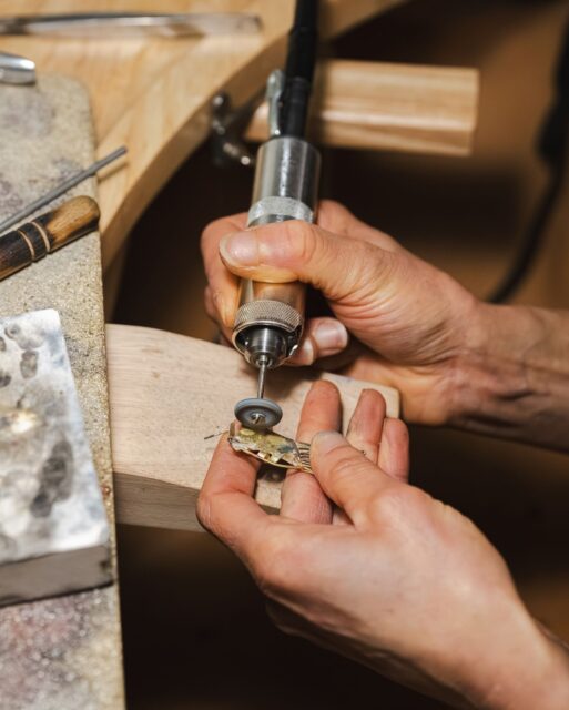 👀 Le saviez-vous ? 
La filière d'artisanat d'art comprend les bijoux, la cosmétique, les objets décoratifs et plein d'autres. Cela correspond à plus de 100 entreprises. 💍 

📷  @studio_fegari

#fabriqueenaveyron #fabriqueenfrance #fabricationartisanale #fabricationfrancaise #artisanatfrancais #madeinfrance #Aveyron #savoirfaire #savoirfairefrançais #bijoux #creation