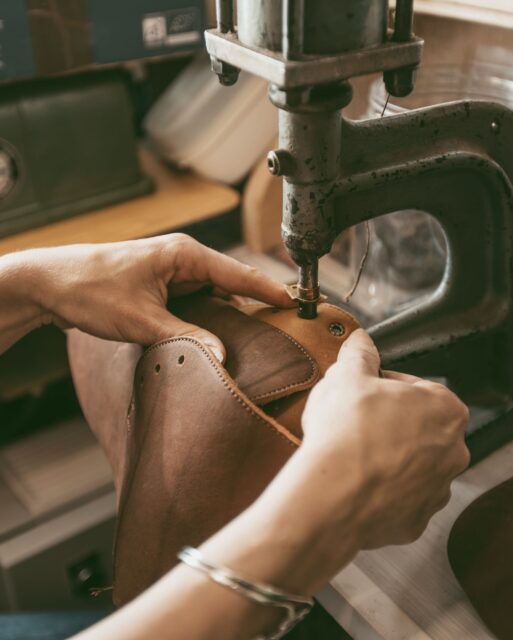 👀 Le saviez-vous ?
De la maroquinerie à l'équipement équestre en passant par la chaussure, 12 entreprises du Fabriqué en Aveyron perpétuent le savoir-faire du cuir sur le territoire.
📷 @greg_alric
#fabriqueenaveyron #fabriqueenfrance #fabricationartisanale #fabricationfrancaise #artisanatfrancais #madeinfrance #Aveyron #savoirfaire #savoirfairefrançais #cuir #textile