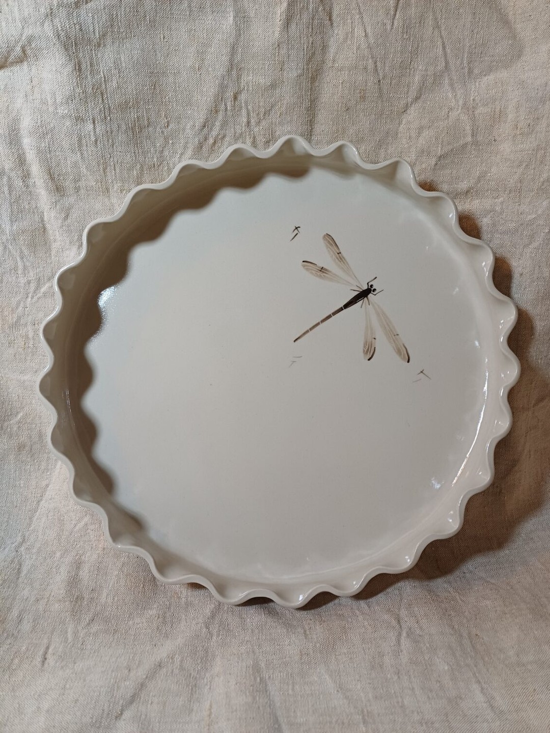 Installée dans son atelier à Lassouts, @caroline_delance_ceramique façonne avec passion des pièces en céramique dédiées à l’art de la table ainsi que des médaillons. Chacune de ses créations est réalisée avec soin et reflète tout le savoir-faire de l’artisanat local. Vous pouvez les retrouver dans plusieurs boutiques indépendantes d’artisanat d’art en Aveyron. 🏺 

#fabriqueenaveyron #fabriqueenfrance #fabricationartisanale #fabricationfrancaise #artisanatfrancais #madeinfrance #Aveyron #savoirfaire #savoirfairefrançais #céramique #artdelatable