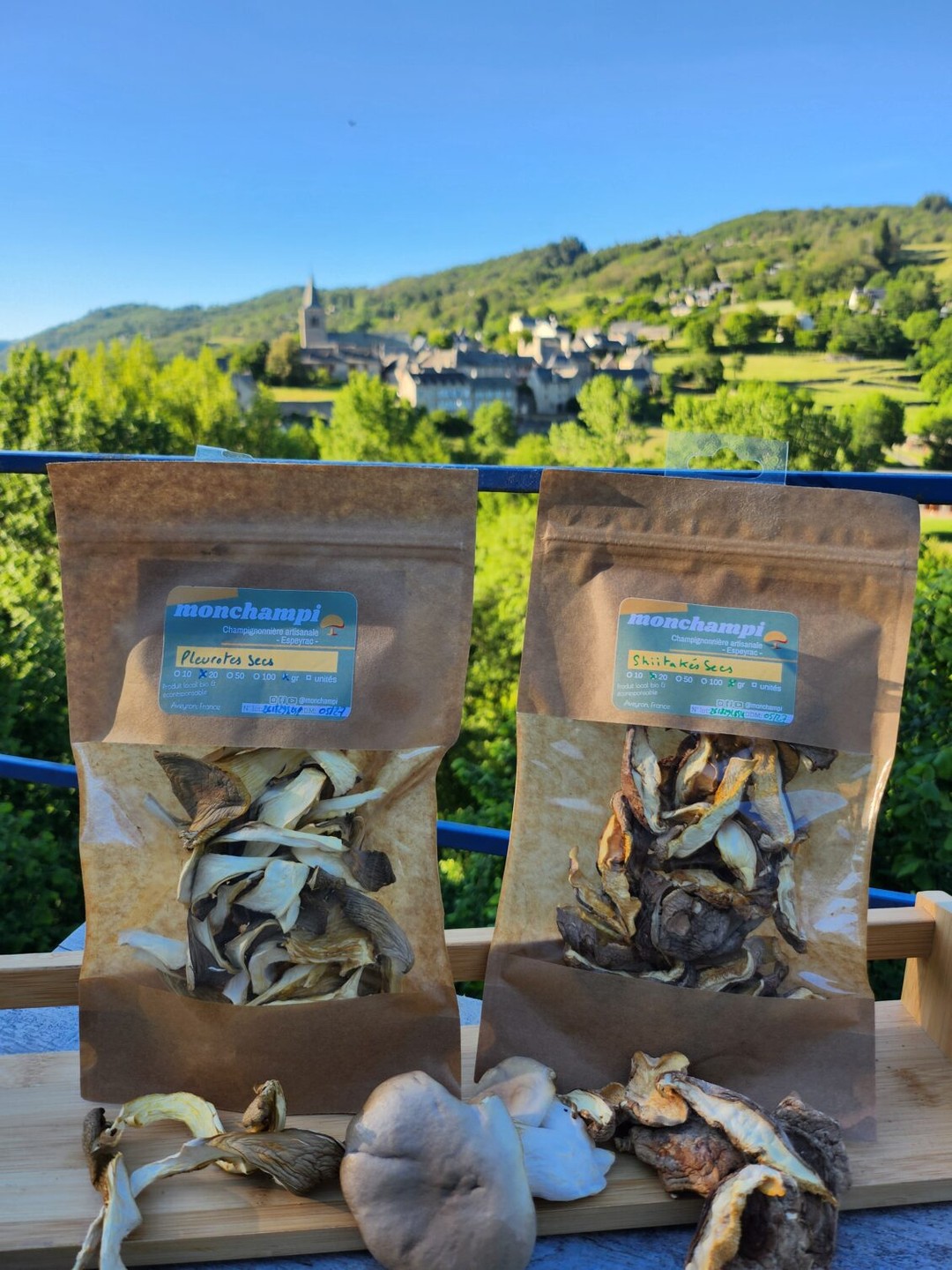 @monchampi est une ferme à Espeyrac spécialisée dans la culture de champignons tels que les pleurotes, les shiitakés et les crinières de lion, cultivés dans des caves en granit et sous les bois. Elle propose ses produits frais ou secs, en vente directe, sur les marchés et auprès des professionnels locaux. 🍄
#fabriqueenaveyron #fabriqueenfrance #fabricationartisanale #fabricationfrancaise #artisanatfrancais #madeinfrance #Aveyron #savoirfaire #savoirfairefrançais #champignon #nature
