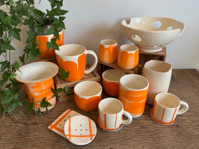 Après une reconversion professionnelle, Peggy s'est lancée dans la création de poteries en faïence en créant @lespoteriesdepeggy. Depuis son atelier situé à La Primaube, elle façonne entièrement à la main des pièces uniques, à la fois utiles au quotidien et décoratives, inspirées par son environnement. 🏺
#fabriqueenaveyron #fabriqueenfrance #fabricationartisanale #fabricationfrancaise #artisanatfrancais #madeinfrance #Aveyron #savoirfaire #savoirfairefrançais #poterie #decoration #faïence