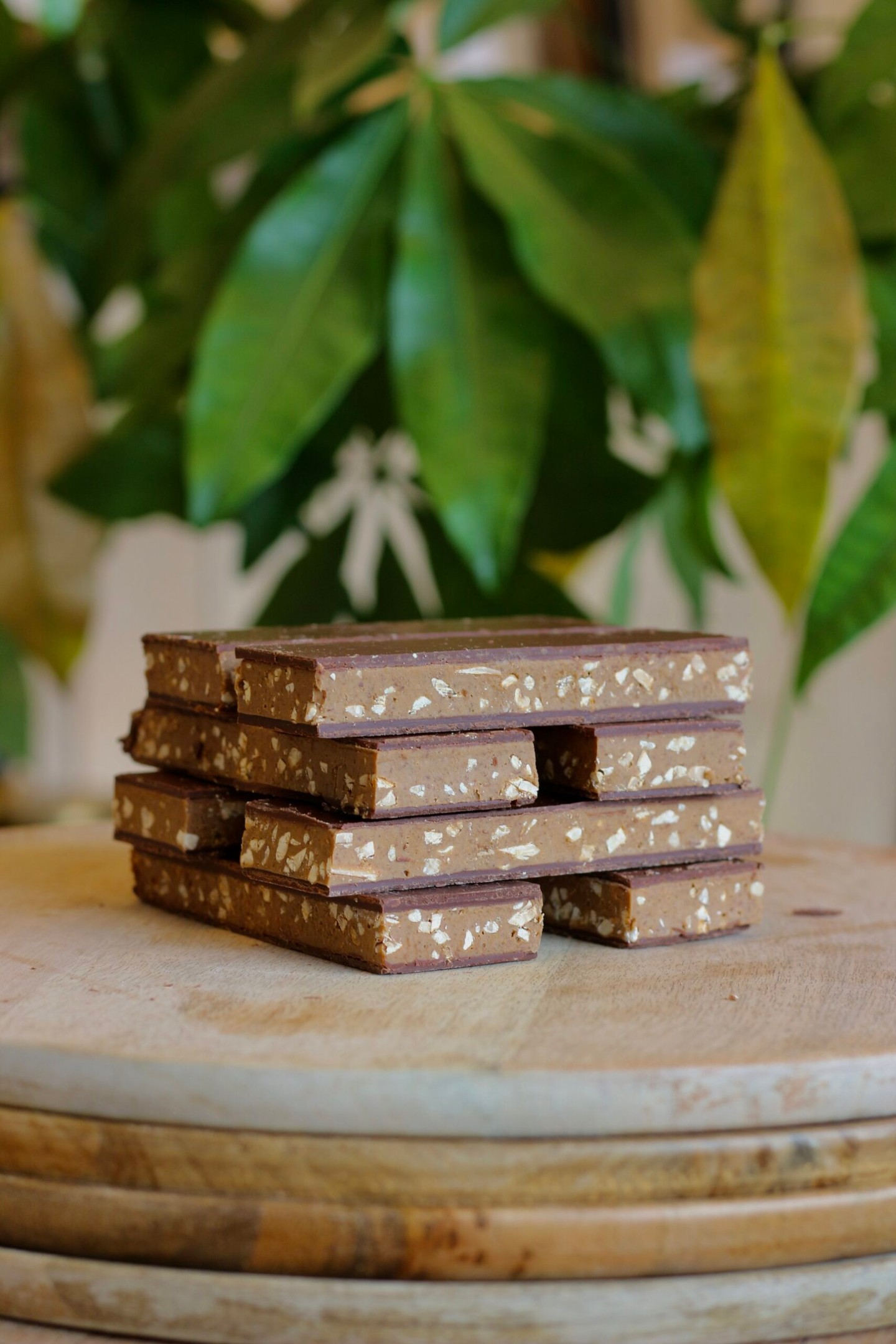 La @chocolateriedunouveaumonde réalise la fabrication du chocolat à partir des fèves de cacao jusqu’aux produits finis, ce qu’on nomme le « Bean to Bar ». Engagées dans une approche éco-responsable, l'entreprise travaille avec des producteurs respectueux de l'environnement et met en valeur chaque origine de cacao. Ils proposent une variété de produits, comme des tablettes, des plaques gourmandes, ou encore des bonbons pralinés. Des visites en comité restreint et des dégustations sont régulièrement organisées dans leur boutique à La Fouillade. 🍫 

#fabriqueenaveyron #fabriqueenfrance #fabricationartisanale #fabricationfrancaise #artisanatfrancais #madeinfrance #Aveyron #savoirfaire #savoirfairefrançais #chocolat #cacao #gourmandise #artisanchocolatier