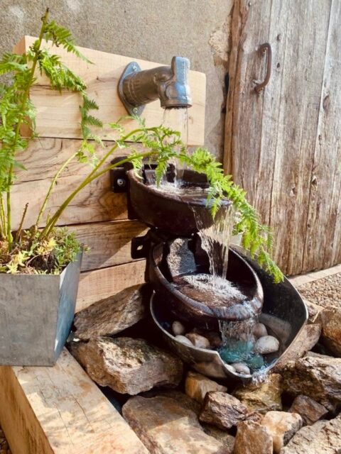 L'entreprise @art_de_la_cascade conçoit des fontaines et cascades, sur mesure, pour embellir vos espaces extérieurs à Baraqueville. Ils utilisent des éléments récupérés ou provenant de leur propre stock. Leur zone d'intervention s'étend sur un rayon de 60 km autour de Baraqueville. ⛲ 

#fabriqueenaveyron #fabriqueenfrance #fabricationartisanale #fabricationfrancaise #artisanatfrancais #madeinfrance #Aveyron #savoirfaire #savoirfairefrançais #decoration #cascade