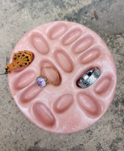 Ingrid a créé l'entreprise @objet_beton, dédiée à la création d'objets décoratifs en béton. Fruit de son amour pour les matériaux bruts et le travail manuel. Chaque pièce est façonnée à la main, ce qui leur confère un caractère unique. Elle adopte une approche éco-responsable en veillant soigneusement au choix des matières premières. 🧱
#fabriqueenaveyron #fabriqueenfrance #fabricationartisanale #fabricationfrancaise #artisanatfrancais #madeinfrance #Aveyron #savoirfaire #savoirfairefrançais #objetbeton #art #decoration