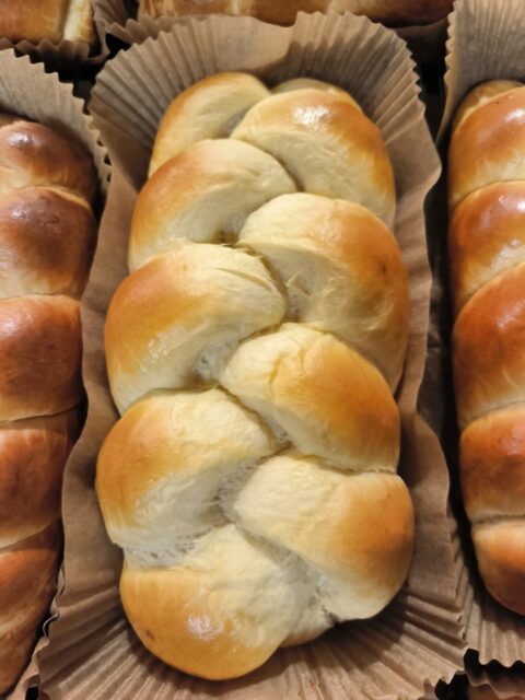 La @patisseriesaintjacques, implantée à Millau et Saint-Affrique, est une entreprise familiale artisanale spécialisée dans la pâtisserie. Depuis plus de trois générations, elle prépare une variété de pâtisseries, viennoiseries et de snacking pour satisfaire toutes vos envies, dont la célèbre brioche de grand-mère. 🍞 

#fabriqueenaveyron #fabriqueenfrance #fabricationartisanale #fabricationfrancaise #artisanatfrancais #madeinfrance #Aveyron #savoirfaire #savoirfairefrançais #patisserie #brioche #gateaualabroche