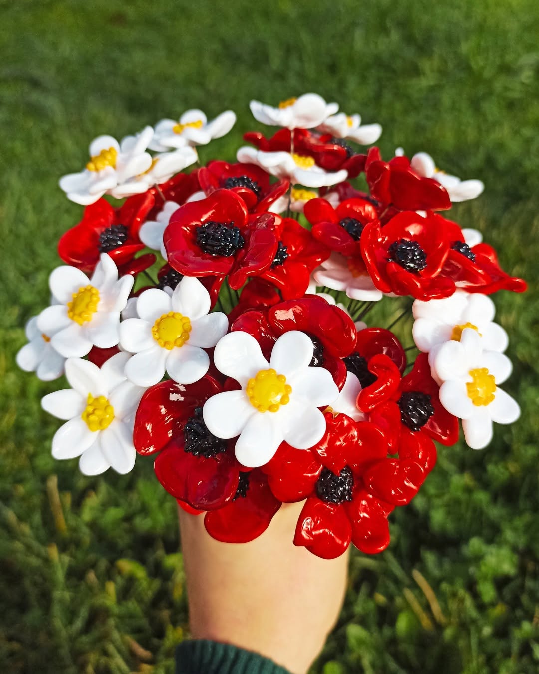 Installé à Salvagnac-Cajac, @monpetituniverre est un atelier artisanal consacré au travail du verre de Murano. À l’aide d’un chalumeau, l’artisane façonne le verre pour créer des bijoux et des accessoires uniques. Elle propose trois univers de créations : les kokedamas, les bijoux ainsi que des fleurs et bouquets en verre. 🌺 

#fabriqueenaveyron #fabriqueenfrance #fabricationartisanale #fabricationfrancaise #artisanatfrancais #madeinfrance #Aveyron #savoirfaire #savoirfairefrançais #verre #murano #accessoires
