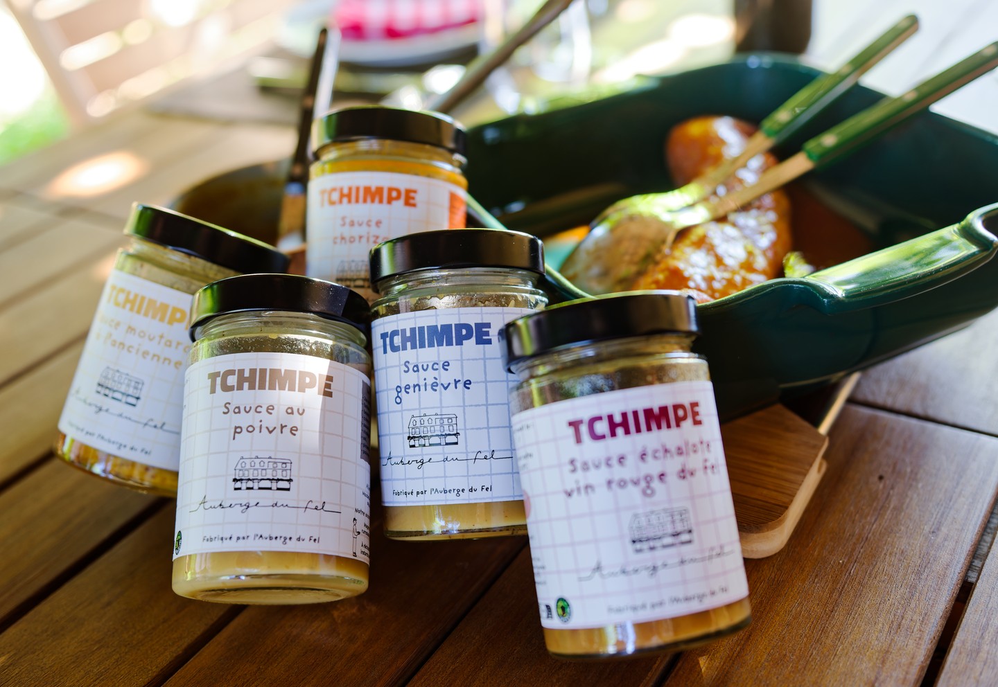 Propriétaires de @aubergedufel, Meredith et Victor se lancent aujourd'hui dans une nouvelle aventure gourmande. À travers RMV & Co, ils ont élaboré des sauces en bocaux directement dans leur restaurant, en privilégiant des produits locaux pour partager les saveurs de leur territoire. La gamme Tchimpe se décline en plusieurs saveurs. 🥫
#fabriqueenaveyron #fabriqueenfrance #fabricationartisanale #fabricationfrancaise #artisanatfrancais #madeinfrance #Aveyron #savoirfaire #savoirfairefrançais #condiment #restauration